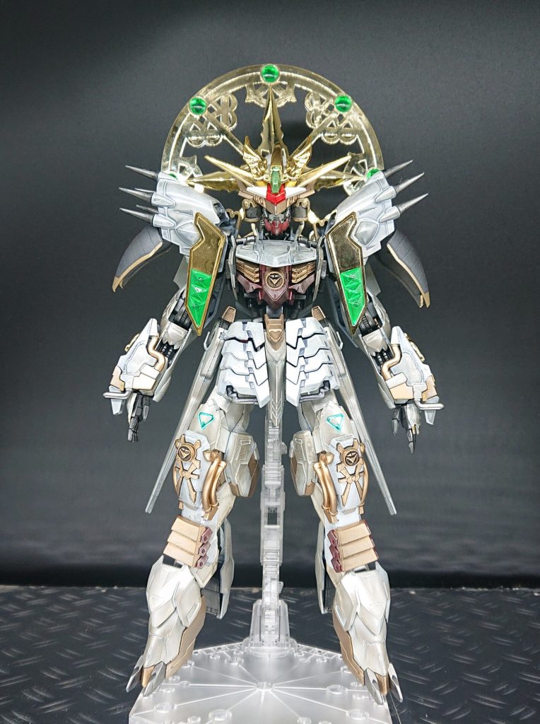 1/100バルバトスルプスに大きめサイズのSD豪華初代大将軍のパーツを合わせました。
頭の飾りだけ普通サイズの初代大将軍のものを使用。
すねや小手等はMG真武者ガンダムから流用しました。
