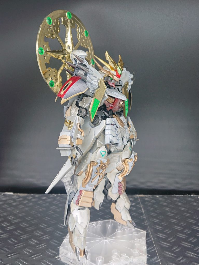 配色は大将軍カラーである白を基調に金、赤、緑で構成しました。