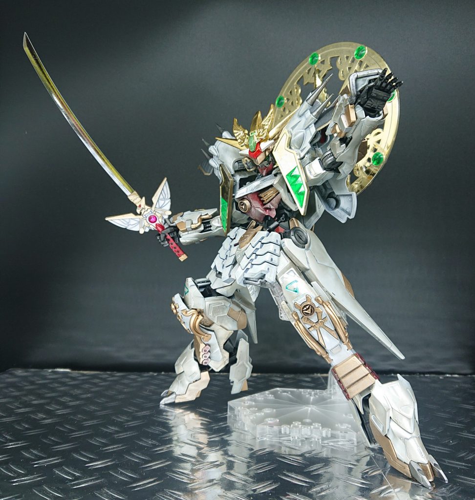 豪華初代大将軍と言えば四獣王の神器
「隼王神(ジュンオウジン)」は隼頑駄無(ハヤブサガンダム)から授かった武器。
通常版では「飛翔の剣」
真武者ガンダムの日本刀を混ぜました。