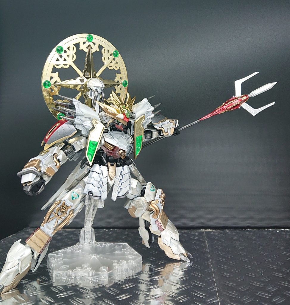 「龍王神(リュウオウジン)」は龍頑駄無(リュウガンダム)から授かった武器。
通常版では「神秘の槍」
こちらも真武者ガンダムの槍を混ぜて延長しました。
