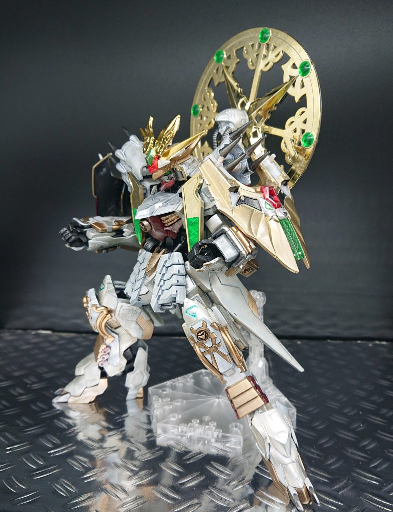 「獅王神(シシオウジン)」は、獅頑駄無(シシガンダム)から授かった武器。
通常版では「瞬発の銃」だったけど、なぜか盾に