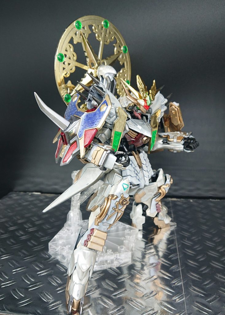 「犀王神(サイオウジン)」は、犀頑駄無(サイガンダム)から授かった武器。
通常版では「豪力の盾」