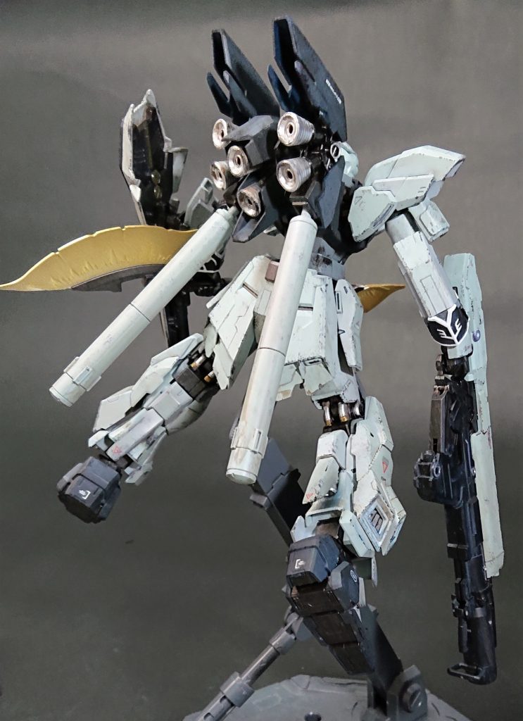バックショットです。細々と塗っています。