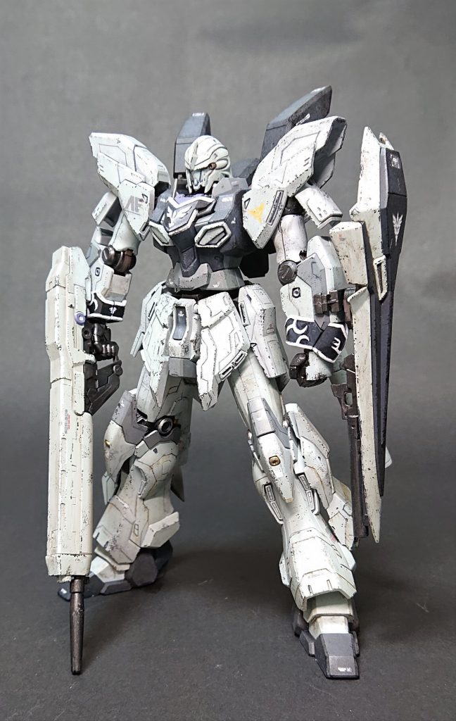初挑戦として、機体前面を中心に本格的なスジボリに挑戦しました。また、筆を買って胸部・袖部のエングレービングも塗ってみました。
ライトグレー:ドイツ空軍カラー
グレー:ニュートラルグレー
ダークグレー:タイヤブラック
ブラック:サーフェイサー黒
フレーム:黒鉄色
バーニアなど:ガンマカシャインシルバー