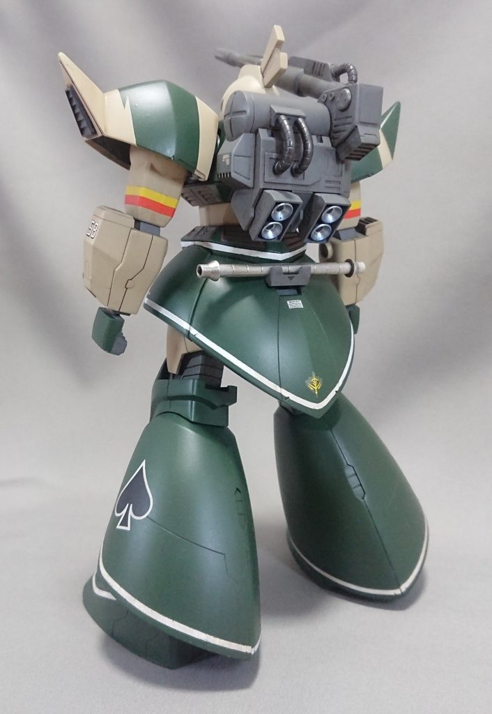 バックショット。白ラインは部品を白で塗装して曲面用2mmマスキングテープでマスキング後に塗装する方法で塗装しました。