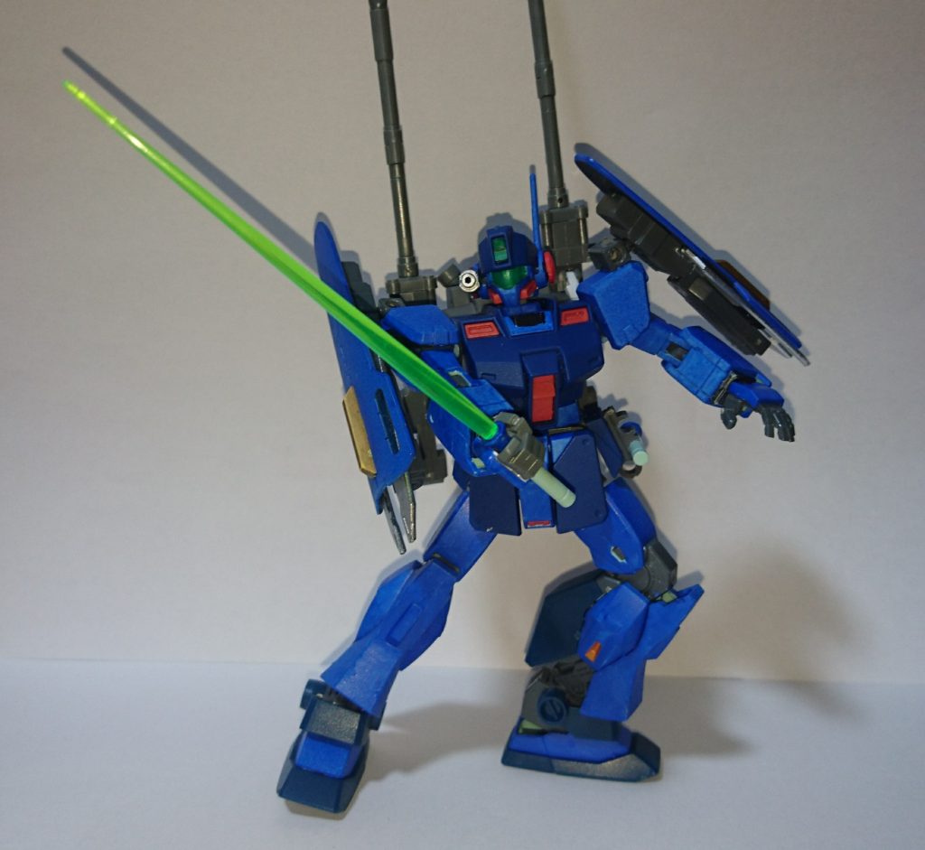 ジムコマンド(ジムスナイパーⅡやネモも同じ)のビームサーベルは本来腰の裏面に装着されてましたが、バックパックが干渉するため、左側面に装着させてます。
これは以前作ったジムスナイパーⅡ(ホワイトディンゴ隊)も同じようにしています。