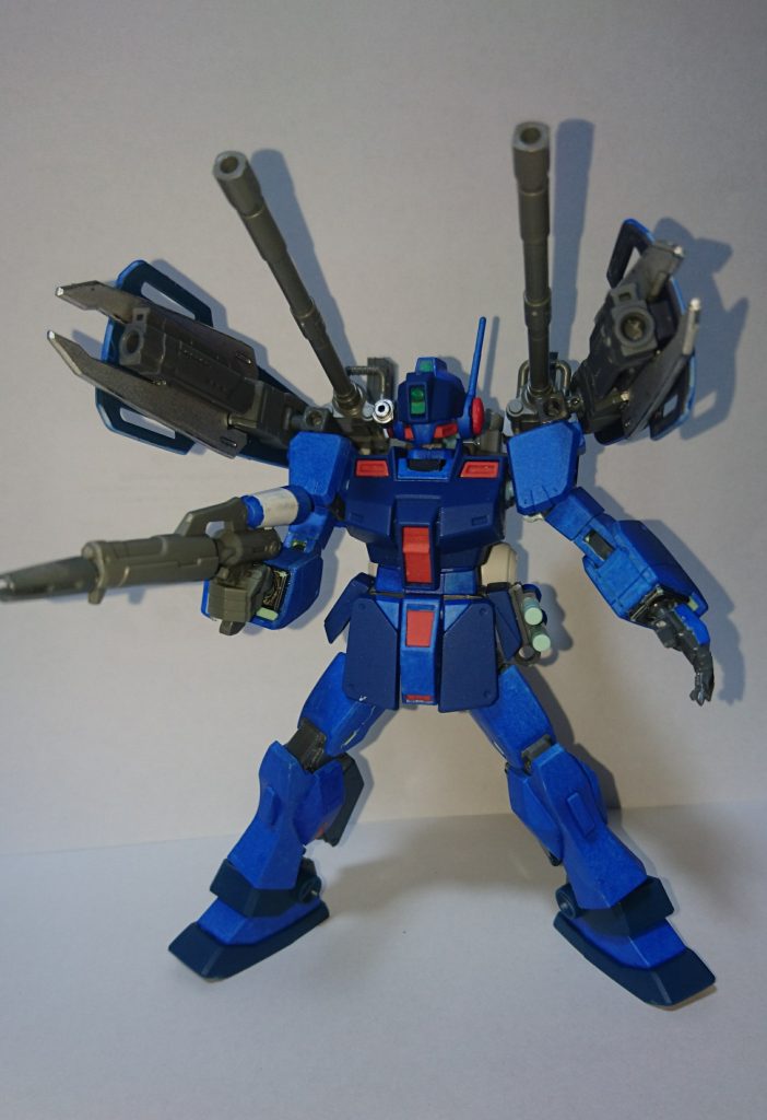 肩のシールドキャノン、イージーアームズの180mmキャノンは可動するので、写真のような一斉射撃も可能です。(全て実弾兵器という設定です。)
シールドはネモのを縮小状態にして両肩に付けました。
シールドに付いているキャノン砲は、コトブキヤのウェポンシリーズを使いました。