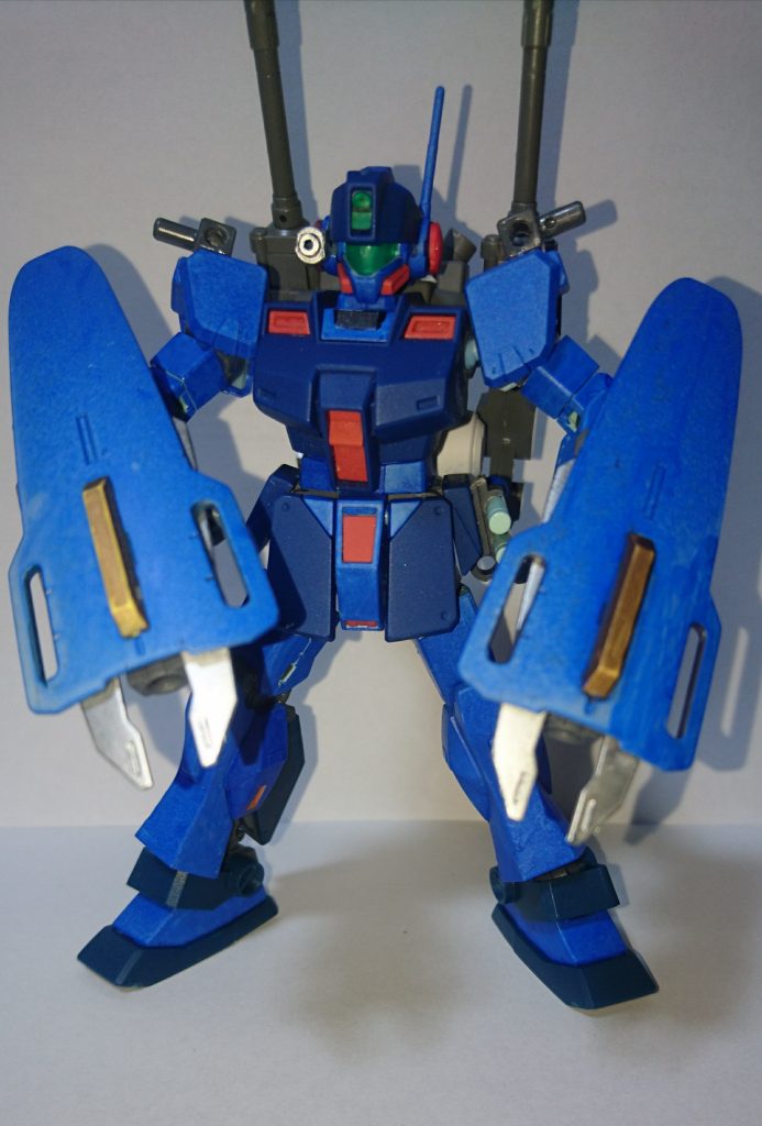 因みに、両肩のシールドは腕にも装着出来るので、こういう近接スタイルにも出来ます。
まぁ、ナックルシールドってやつで、先端をメタリックシルバーで塗装したのもその為です。