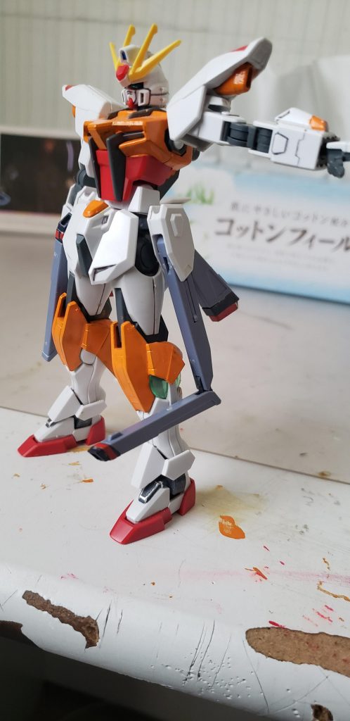 両腰部に装備しているレールランチャーはブースターと一体化しており、ブースターを背面に向けることで高速移動が可能である。レールランチャーは短・中距離モードと遠距離モードの２モードあり画像は短・中距離モードである。伸ばしきると遠距離モードになる。