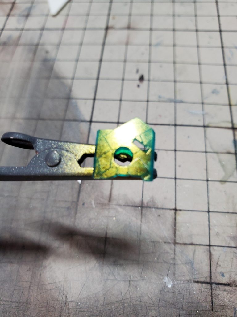 光があたるとゴールド
あたらないとグリーンに偏光します。