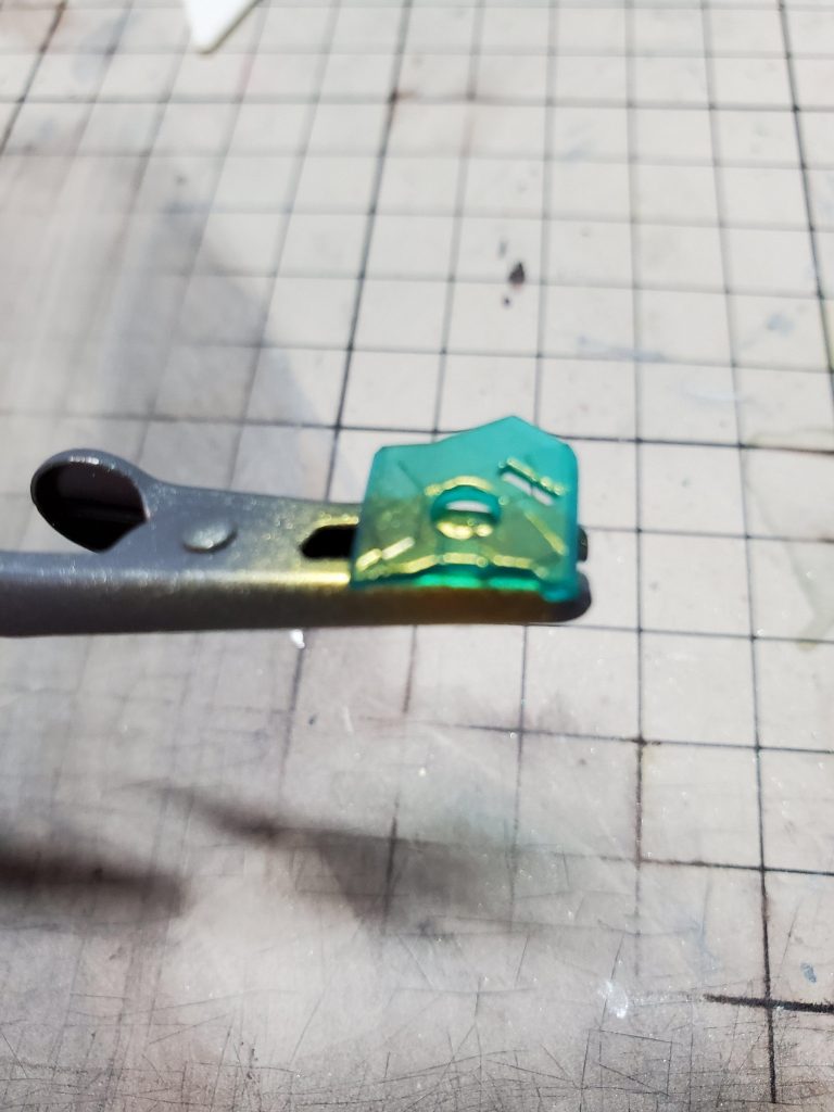 サイコフレームをガイアノーツのメタリックプリズムムーンゴールドシルバーで塗装しました。
↓へ続く