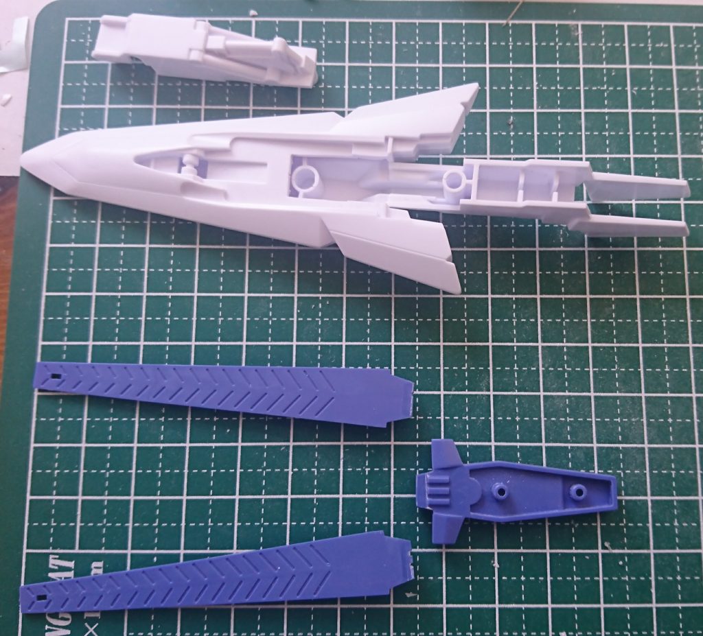 塗装しやすくするため、パーツを分割