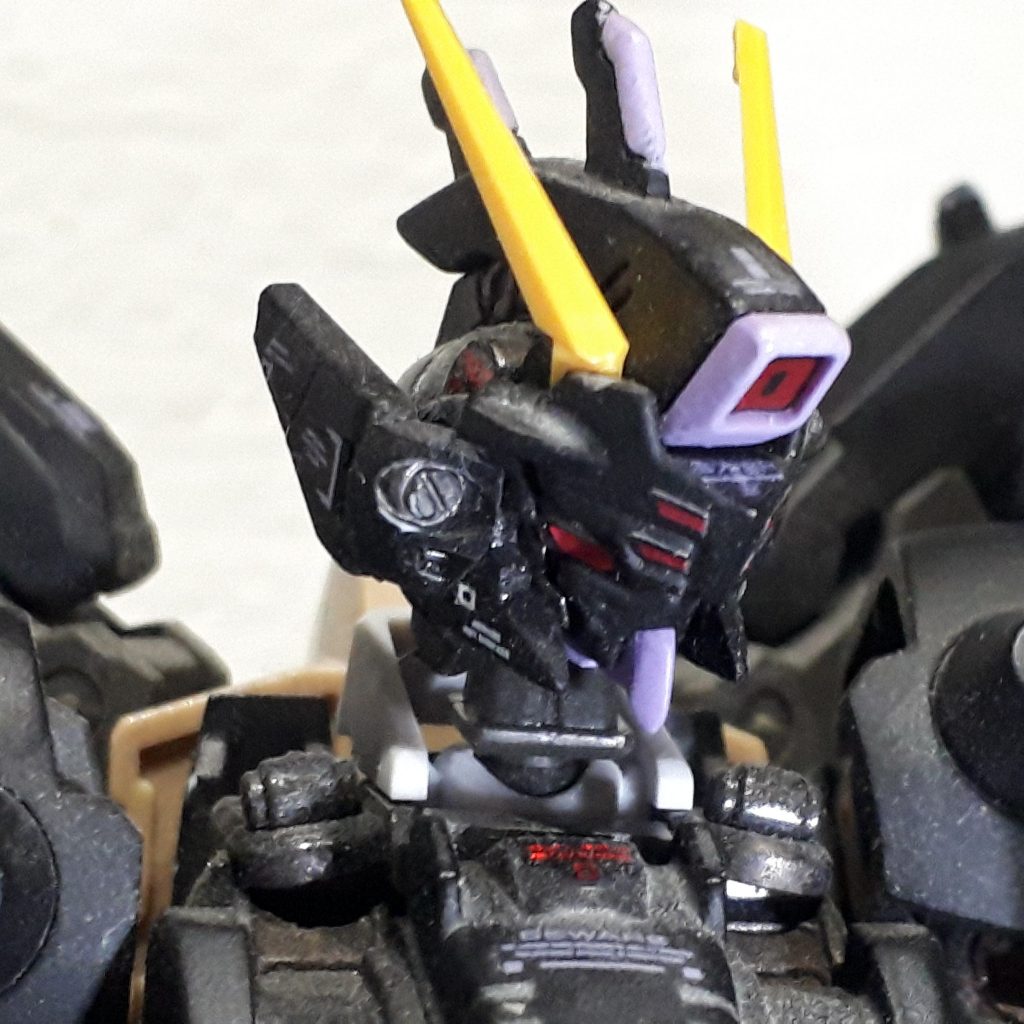 頭部には操縦サポート機能を搭載するコンピューターが内蔵されているがパイロットの青年は射撃のみしか使用していない。