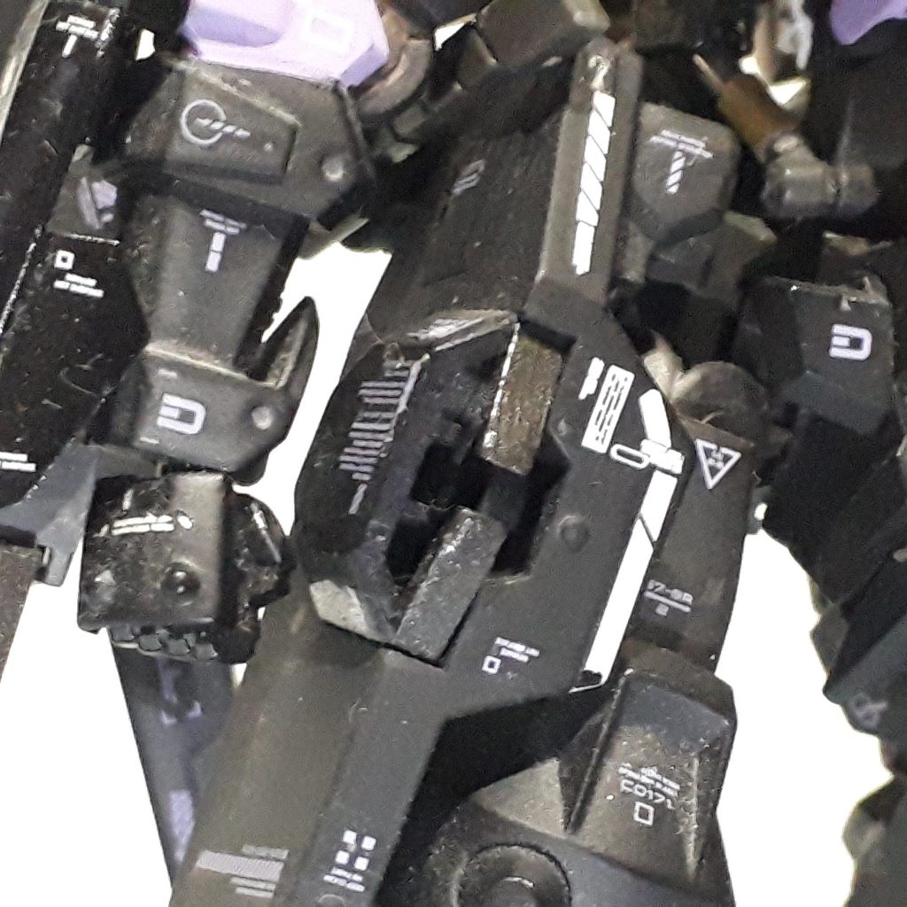 アンカークロー:青年が『掃除屋』を始める際に装備した。ジャンク屋から購入したジャンク品