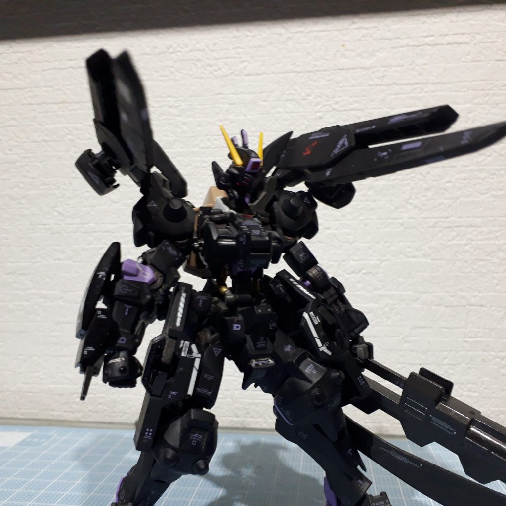 背部に装備されたレールガン。バエルの物の試作品とも言える。バエルのものに比べ威力が強いがその分反動が凄いことと青年が射撃が苦手なためほぼ使用せず、スラスターのみの使用となっている。