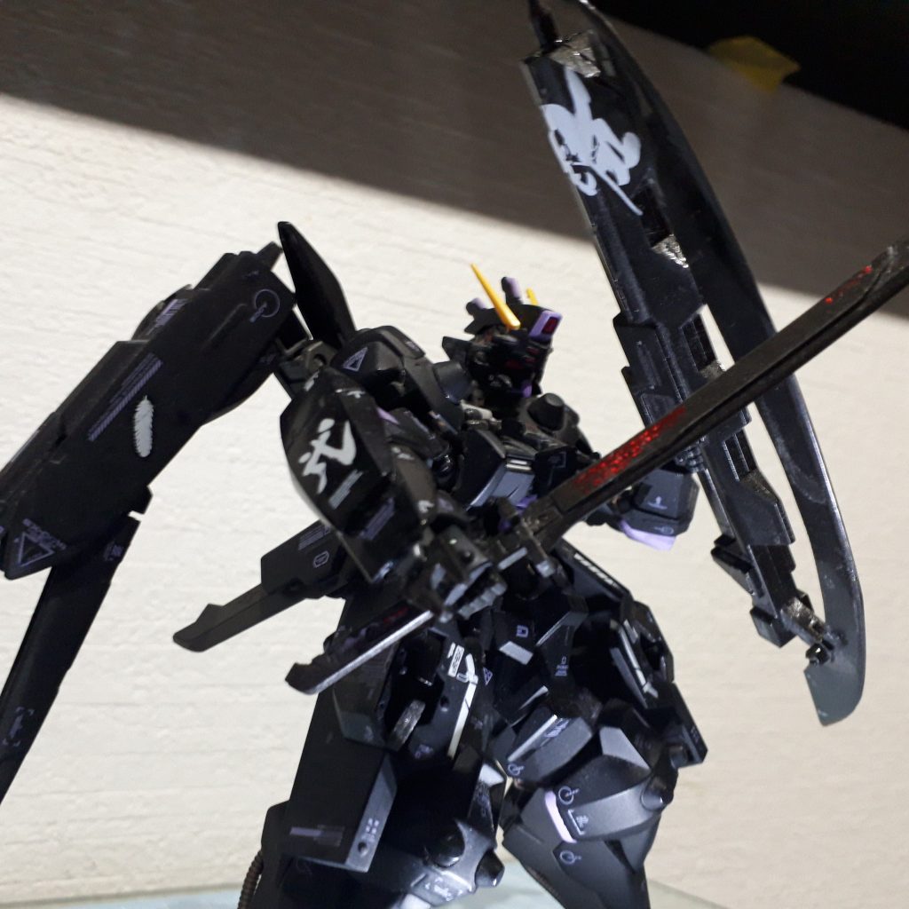 太刀:厄祭戦時に使用していたものを研究所跡から発掘した。今では護身用として装備しているがモビルアーマー以外では使用しない。