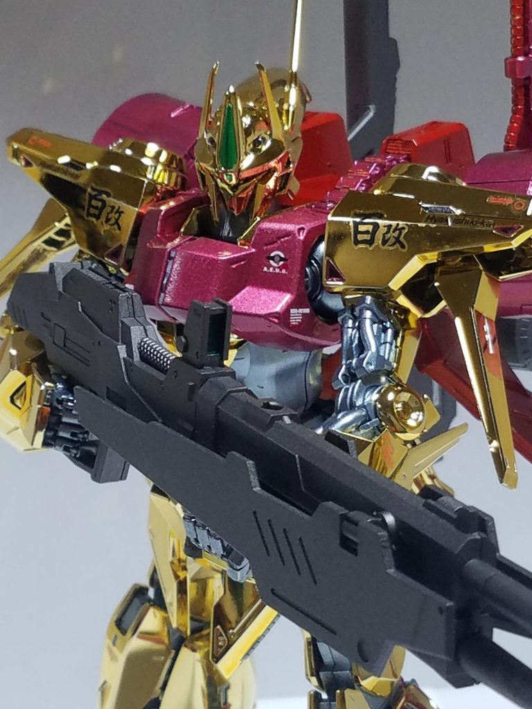 以前購入したガンダムホビーライフの付録を持たせています。
大型武器はカッコイイです( ☆∀☆)