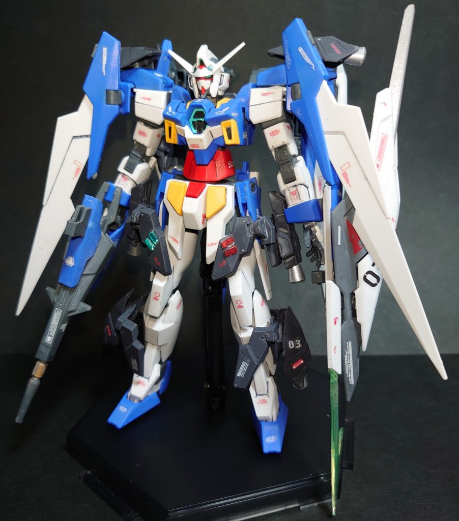 *・正面*
本体にはあまり手を加えず外付け装備での拡張をコンセプトにしてみました。
肩、腰、脹脛、背面に推進器兼増槽ユニットを装備しています。

四肢の追加ユニットは30mmのオプションセット1（腰部はオプションセット2）から製作しています。
赤と緑のクリアパーツ部は実際の航空機イメージでつけてみました。