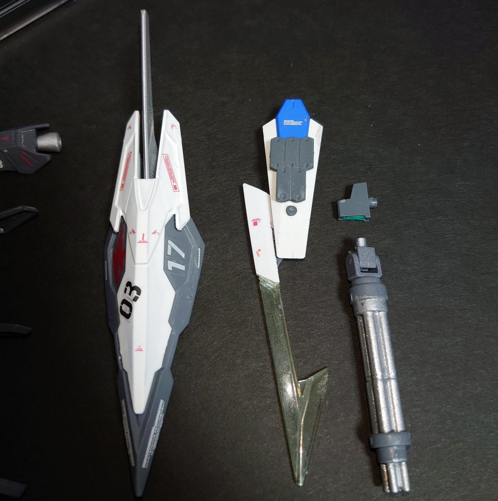 *・シールド*
FASTパックの追加装備となる大型シールド。
Ｇバウンサー（ウルフ機）のシールドをＡＧＥ－２用に再設計したという設定です。
ＡＧＥ－２ノーマルのシールドを基部に各種装備を取り付ける形式になっています。
シグルブレイドと追加装甲を取り付けた軽装型にもできます。
シールドはフェニーチェリナーシタのシールドの接続軸を変更して使用、追加装甲は30mmのオプションセット２から、シグルブレイドはＧバウンサーからです。