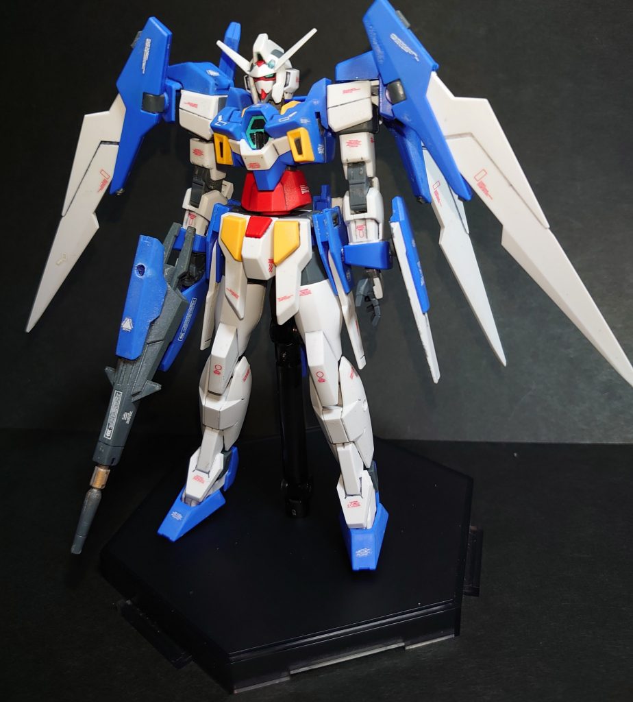 *・ガンダムＡＧＥ－２素体*
ＦＡＳＴパックを取り外して素体のＡＧＥ-２にすることができます。
ＡＧＥ-２自体は各部に３ｍｍ穴を開け、足りないグレー部分を塗装しています。
後はハイパードッズライフルの配色を少しアレンジ。
シールドは３ｍｍ穴の無い物に差し替えていますが、ライフルカバーの穴はさすがに目立つのでカバーモールドを追加する予定です。