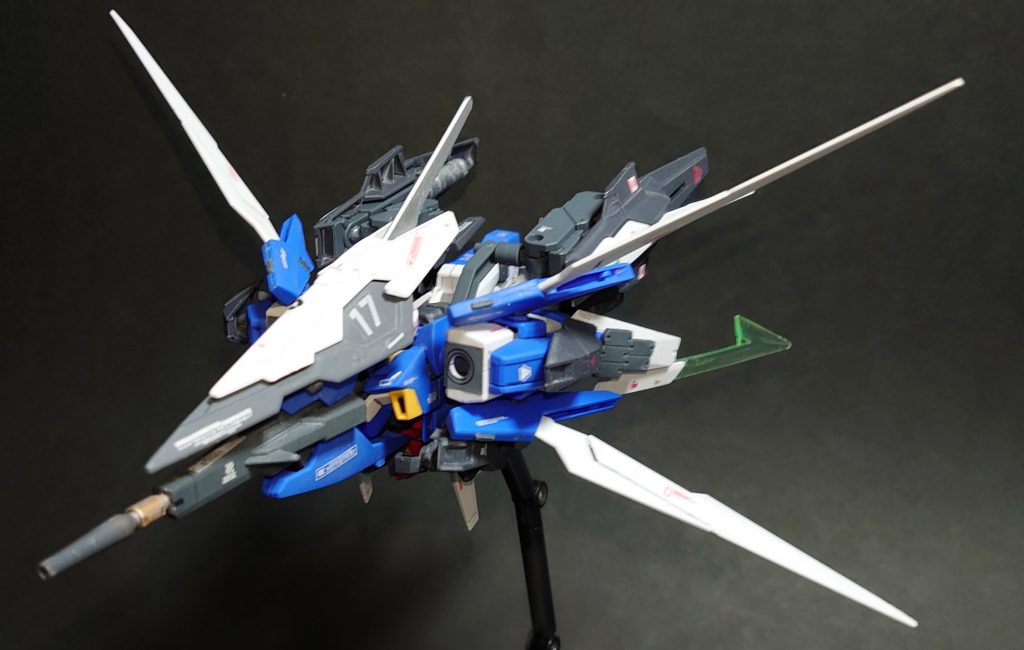 *・ストライダー形態*
変形後の干渉を考慮して装備追加を行った為、問題なく変形を行えます。
各推進器は全て後方に集中し、機首にはシールド、背部にバインダーが追加され、より航空機らしいシルエットに出来たかなと思います。
位置の関係上、機首のブレードですれ違いざまに斬ることもできそうです。