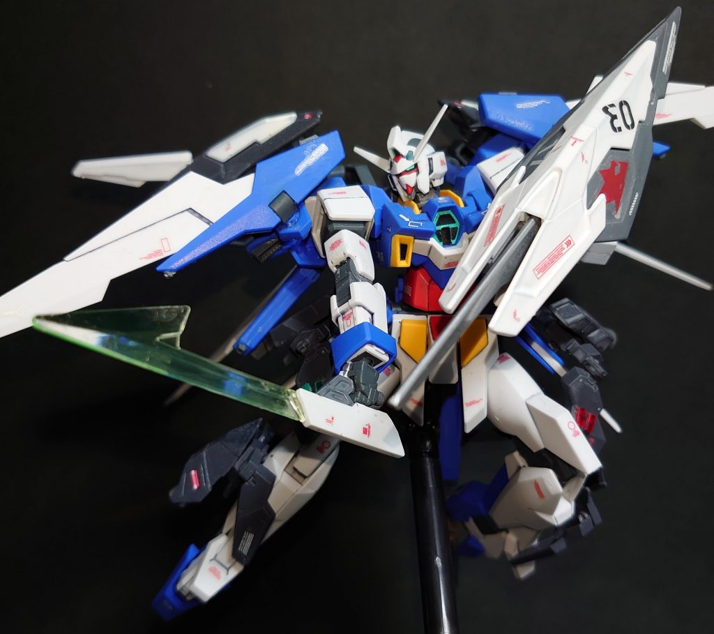 取り外すことで手持ちの剣として使用出来ます。
また、シールドにはもう一本のブレードが備わっており、近接戦闘において真価を発揮します。
少し違ったアプローチでアセムの二刀流を取り入れてみました。