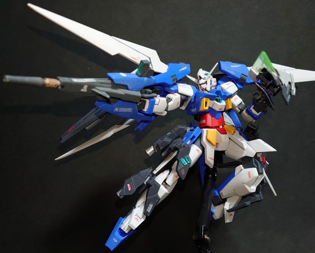 *・ハイパードッズライフルカスタム*
ガンダムＡＧＥ－２ノーマルの主兵装。
ドッグファイトにおいて、貴重な攻撃の機会を逃さない為、上部にセンサーユニットが取り付けられ、命中精度が向上している。

追加センサーは30mmのオプションセット1から製作。
センサー部分はランナーを削ってクリアパーツ化しています。