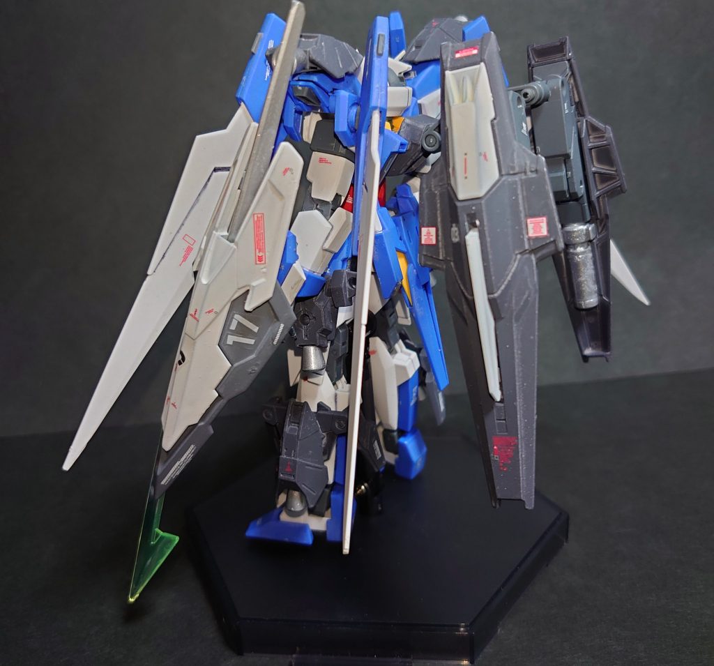 *・背面*
背部には二基の科学燃料式ロケットブースターを装着しています。
SVユニットの基部をベースにメテオホッパーのバインダーから製作しています。

追加装備のレイアウトはシールドのシグルブレイドも含めて、Ｇバウンサーをイメージしています。
これは機体色ではなく、物理的にウルフの戦闘スタイルを取り入れたという設定です。