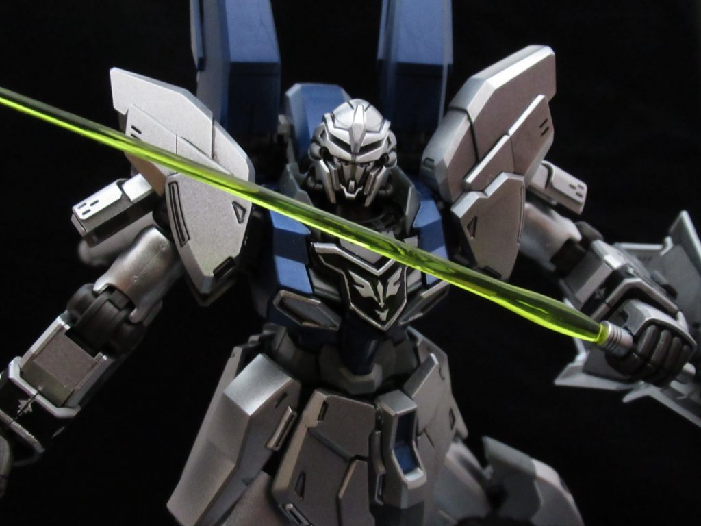 サーベル構え
撮影してから気づきましたが頭のパーツの一部が浮いててかっこ悪いことに…