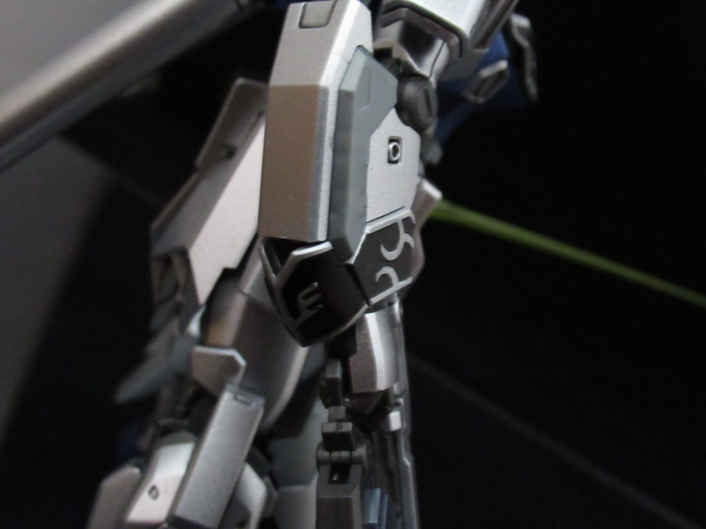 今回の拘りポイント②
エングレービングの塗装は
黒サフ→シルバー→エナメルのセミグロスブラックで塗装
エングレービングの部分をエナメル溶剤で拭き取ってやりました
こちらも中々上手くできたと思います