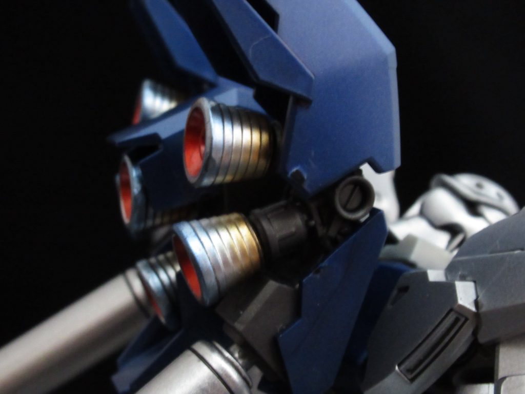 今回の拘りポイント①
バーニアの塗装は黒サフ→ガンダムマーカーのシャインシルバー(噴射口の部分はガンダムマーカーのメタリックレッド)→ウェザリングマスターで焼け具合を表現してみました。
噴射口のマスキングも上手くいき、焼け具合もいい感じに表現出来てとても満足です!