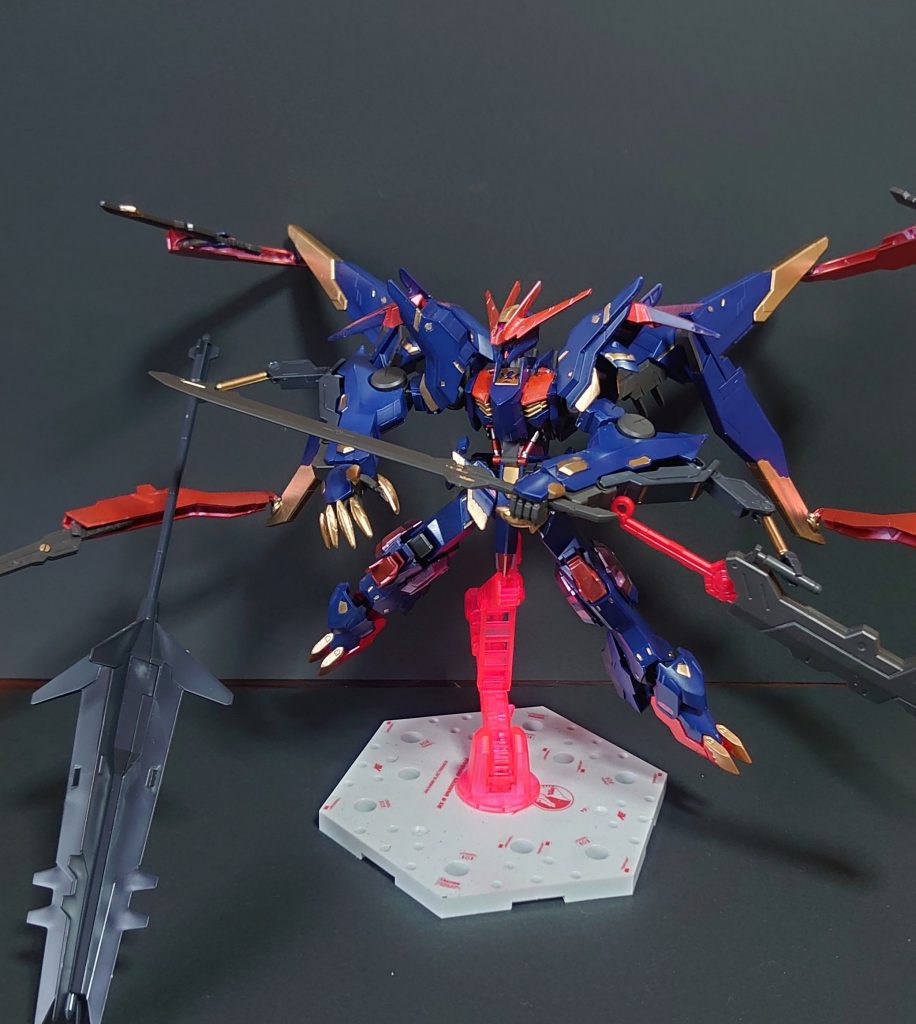 サブアームフル展開。
アスタロトオリジンのハンマーを拝借。
すべてのサブアームを解放することにより、連続攻撃が可能になる。
また、相手の武器を奪い活用することも想定されている。