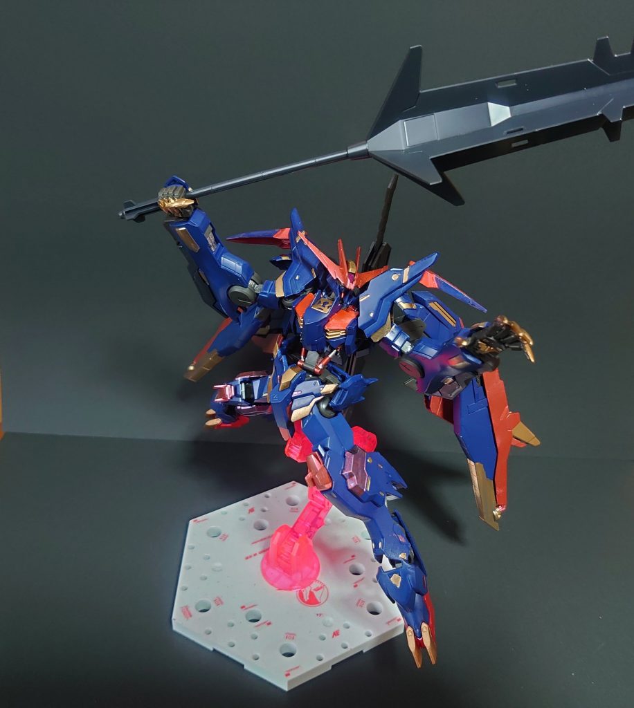 まず特徴としてあげられるものとして巨大な両腕です。
この両腕のパワーにより重い鈍器を軽々と使用できます。