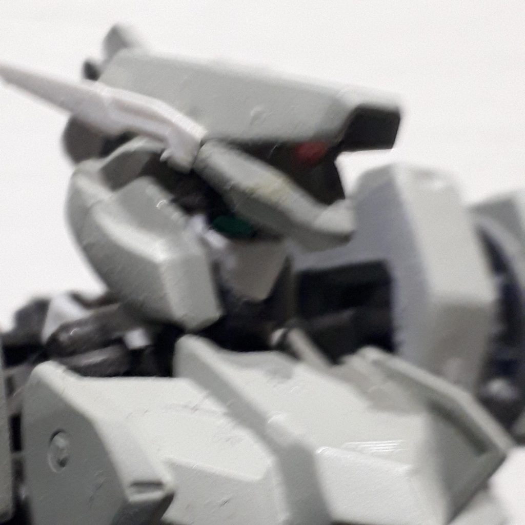 ガンダムフレームを隠す為にゲイレール系の装甲でガンダムの顔を偽装している。モノアイには望遠センサーや暗視センサーが内蔵されている。