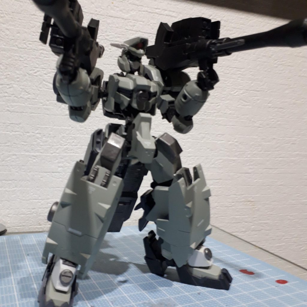 バズーカ砲に付属しているミサイルランチャーには煙幕弾が内蔵されていて、特殊な煙幕により視界や計器等を麻痺させる。