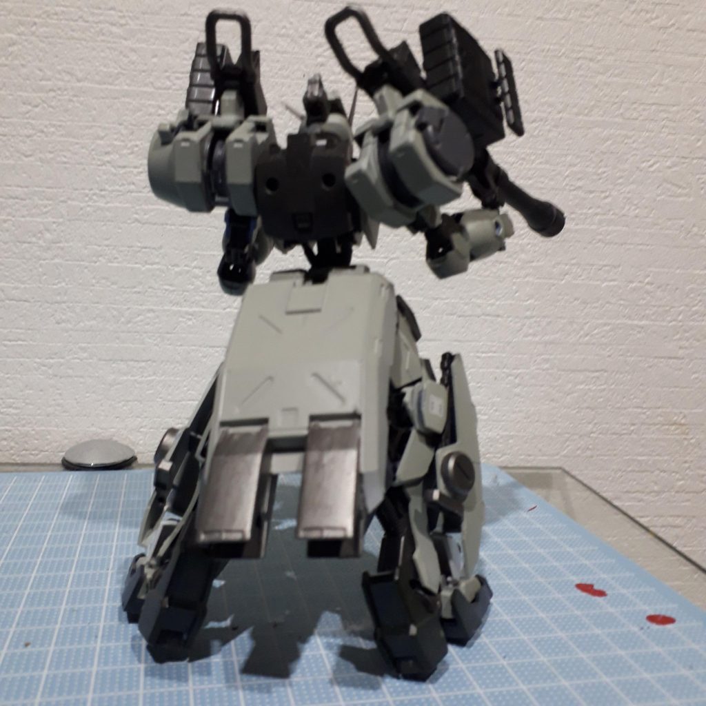 背部にはゲイレールのホバークラフトが装備されており、地形の悪い場所でも素早く移動出来る。