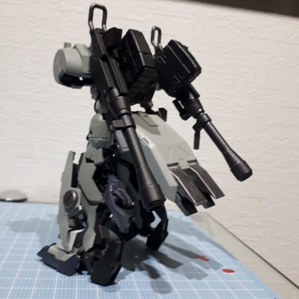 両肩にグレイズのバズーカ砲が装備されている。厄祭戦時代の技術にてバズーカ砲と砲弾が強化されておりグレイズフレームだと簡単に貫通してしまう。