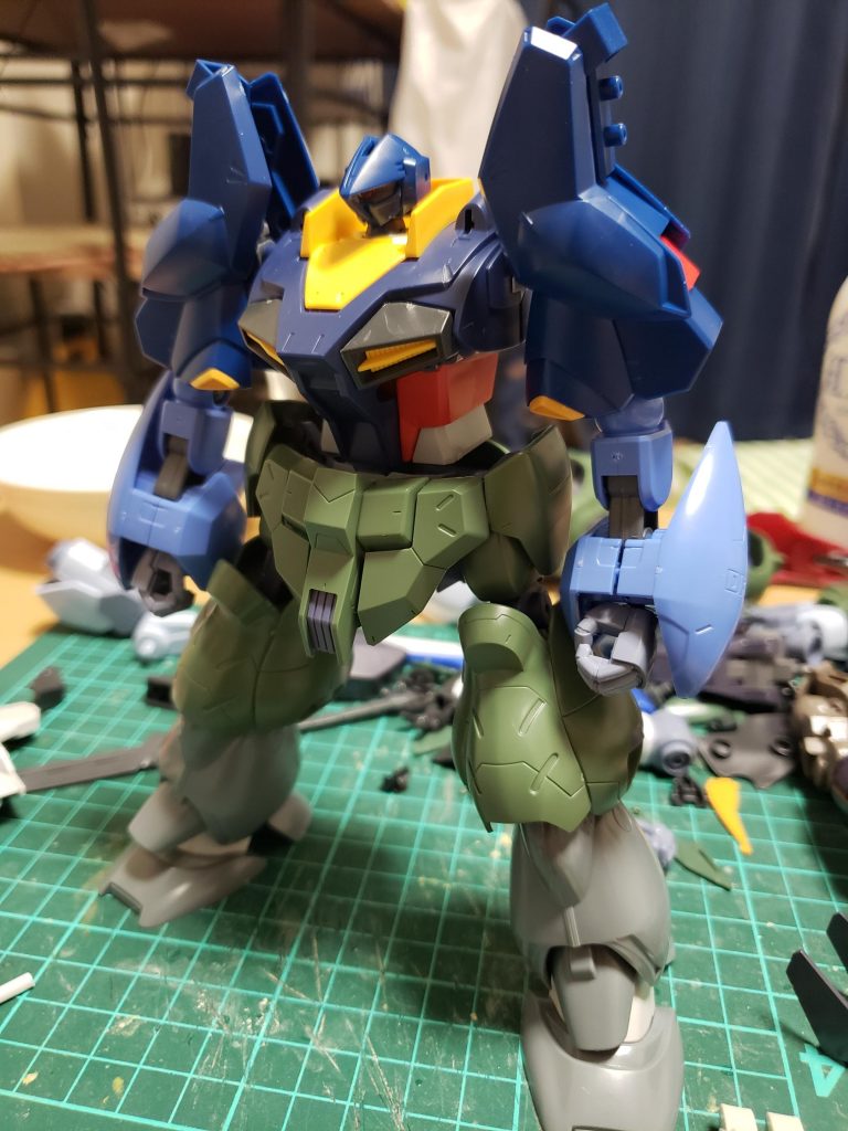 バーザムの脚パーツを肩にしてみたらしっくり来たのでこれで決まりました。
腕は大型のバトルアックスを振り回せるくらいゴツイのが欲しいと思ったのでケロロ軍曹のプラモからチョイスしました。