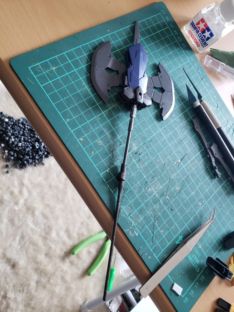 大型バトルアックスはグレイズアインの斧を4つ組み合わせて、ジャスティスナイトのマントパーツで挟み、てっぺんにはSDCSのダイバーエースの剣を付けました。柄の部分の延長にはロトの砲身を使ってます。