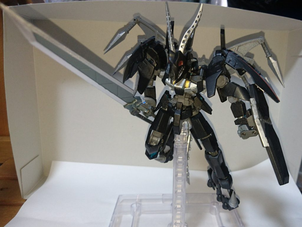 浮かせて飾ると中々カッコよく見えますね。
頭のせいでガンプラっぽくないけど、こういうのもありなのではないでしょうか?