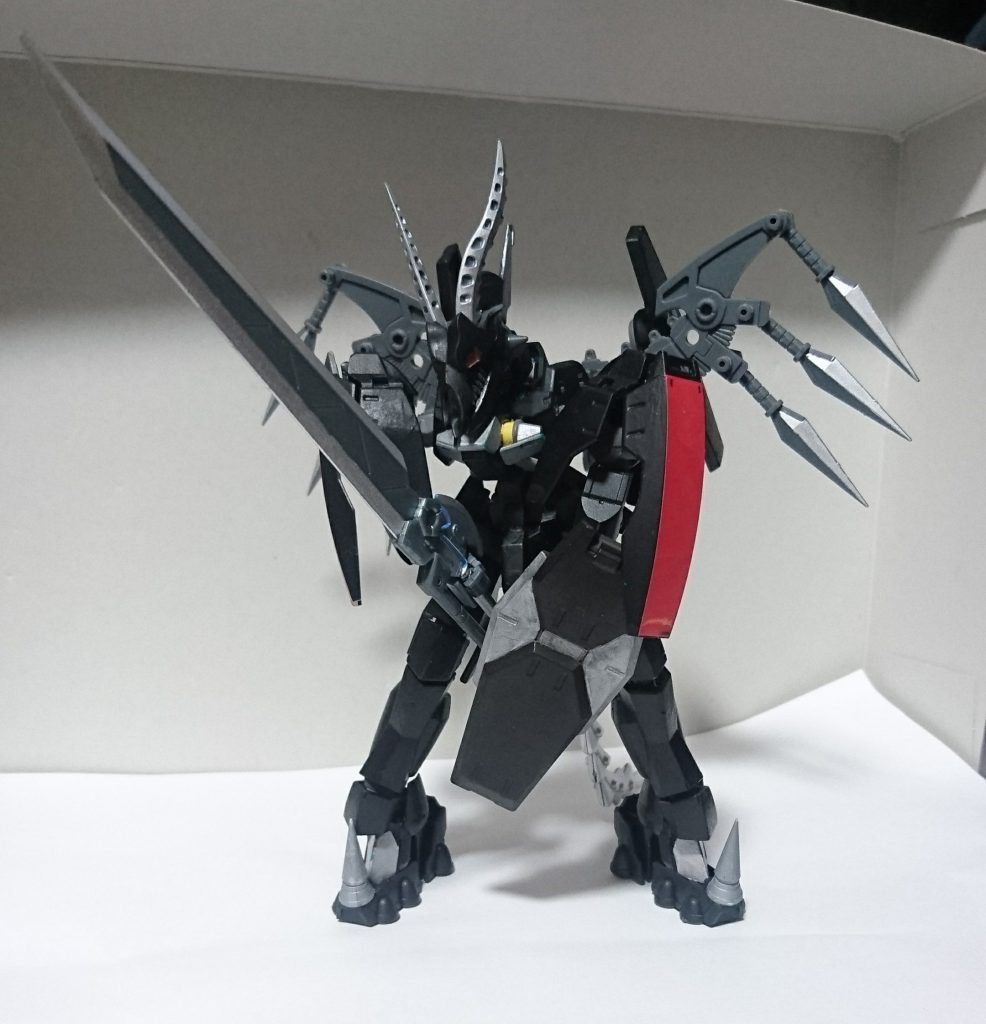 武器のブレードは色んなジャンクからの合成物です。
脚の下駄部分にガンダムウヴァルの余剰パーツを付け足しました。
両足の先端にはスパイクを付けてますが、これはつばぜり合いや、不意打ちをする際に発射するといったものです。