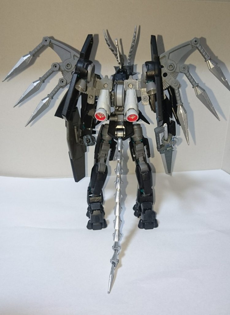 背中の羽パーツ+クナイはプラアクトというシリーズのを使用しました。
後は元から付いているブースター等を足してます。
尻尾は旧1/144のガンダムエピオンのヒートロッドを使用しました。
ある程度は可動します。(脱着可能)