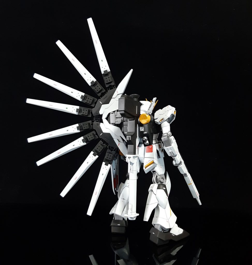 νガンダムでの使い捨てファンネル等の改善点を元に新たに製造していたら...そんなイメージで製作しました。
νガンダムのアシンメトリー、カラーリングを残しつつ改修型といった自然な感仕上がりを目指しました。