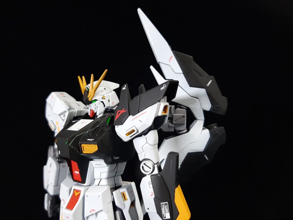 左胸にはサイコフレームの光が漏れだしてるイメージでラインを入れてみました。左方の突起はファンネルの制御を更に引き上げるためのアンテナという設定です。