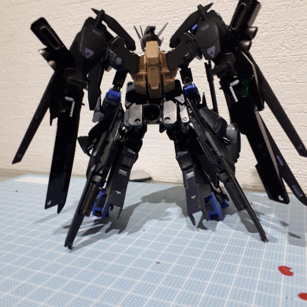 背部にはガンダムフレーム試作品の翼が装備されており、また追加でスラスターが増設されている。その事により爆発的な加速が可能となった。その分パイロットの負担は相当で強化された人間でもGで気を失ってしまう。
