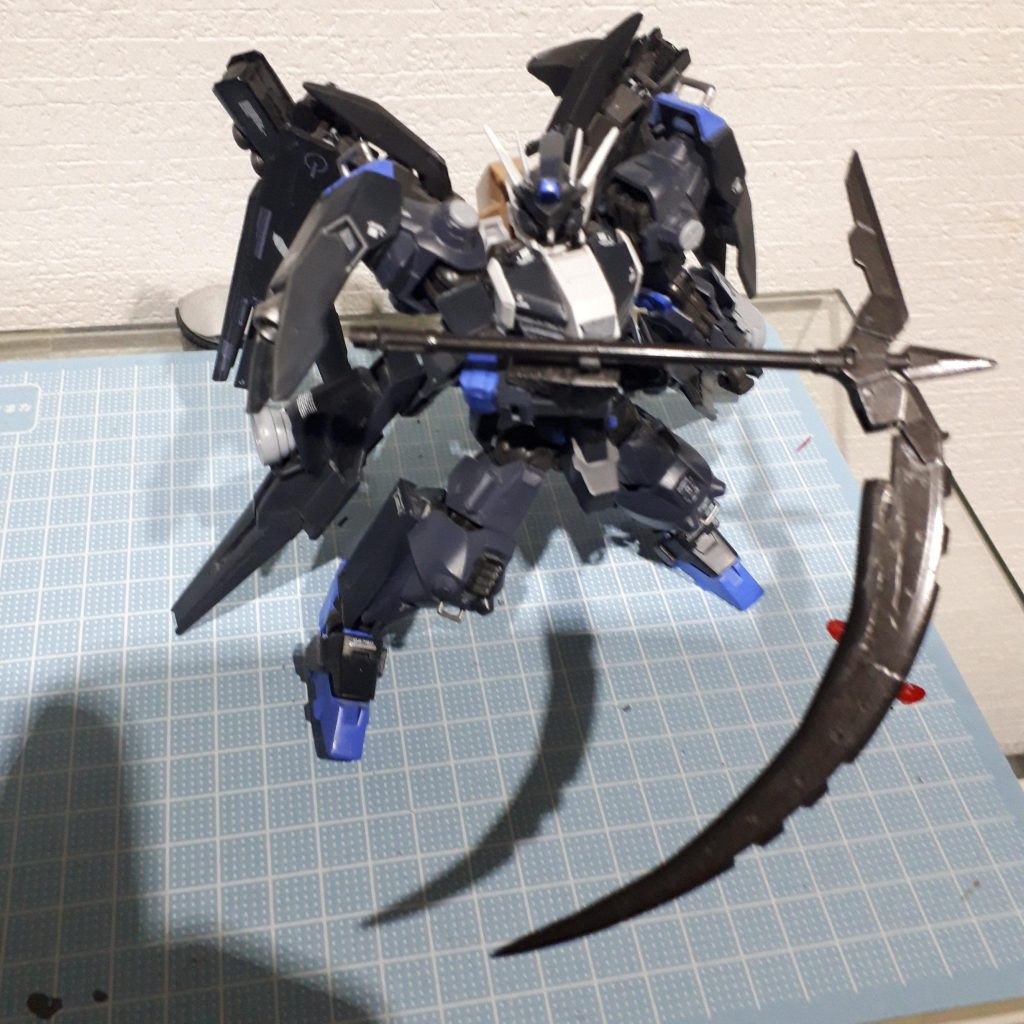 γナノラミネートサイズ:青年が厄祭戦時代にヴァルキュリアフレームに装備されていた大鎌。右腕を介して圧縮したエイハブ粒子を伝送する事で、刀身表面で「γナノラミネート反応」を引き起こす。モビルアーマーやモビルスーツを切断することが可能。