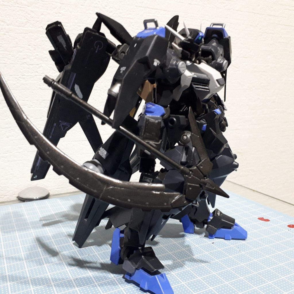 通常は折り畳ん右腕に収納している。