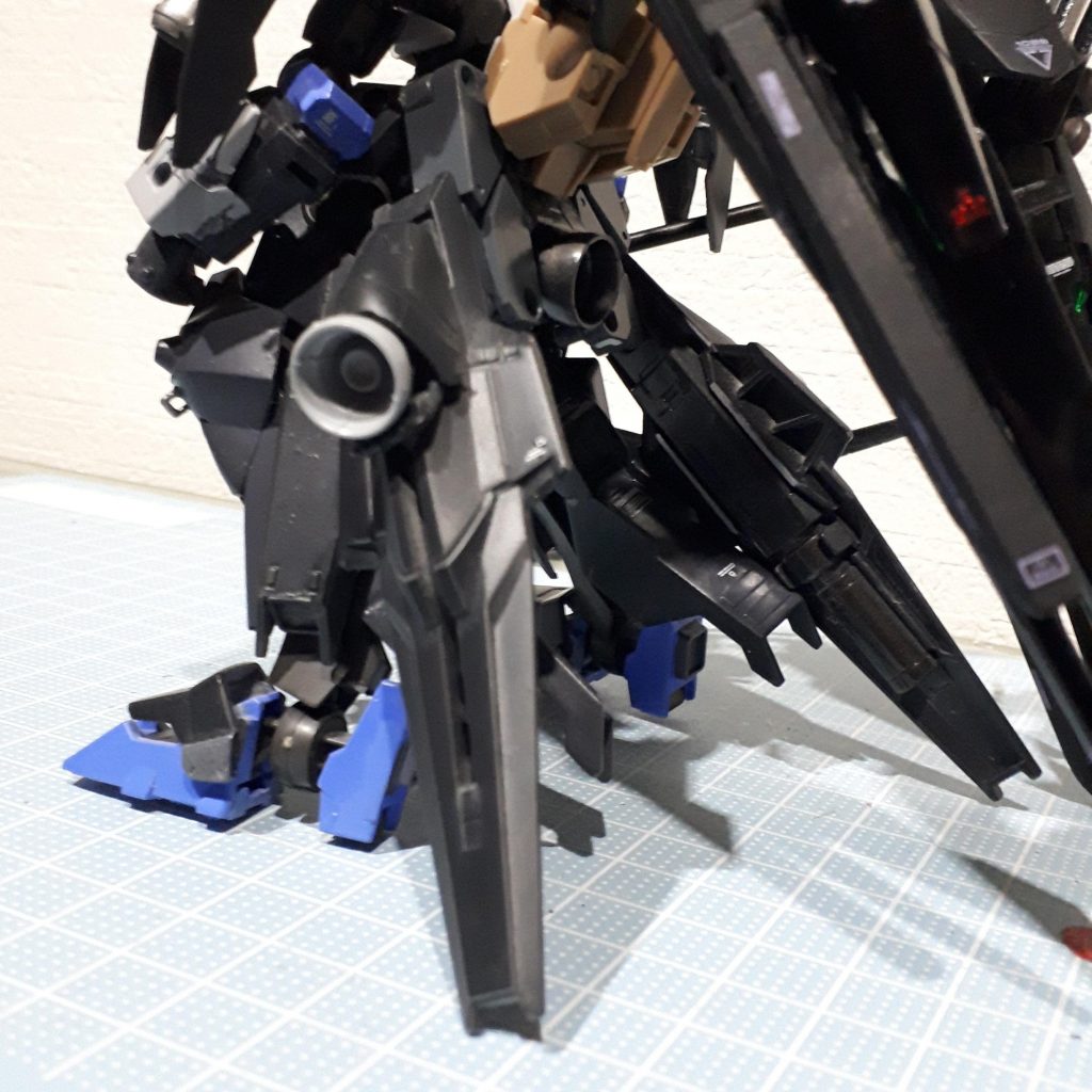 機動性を高める為にブースターを装備。ブースターの内側にはプロペラントタンクが装備しており長距離の移動や長時間の戦闘活動を可能とした。