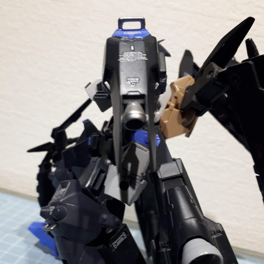 肩部アーマーにもバーニアが装備されておりフレキシブルに動くことで機動性が向上されている。