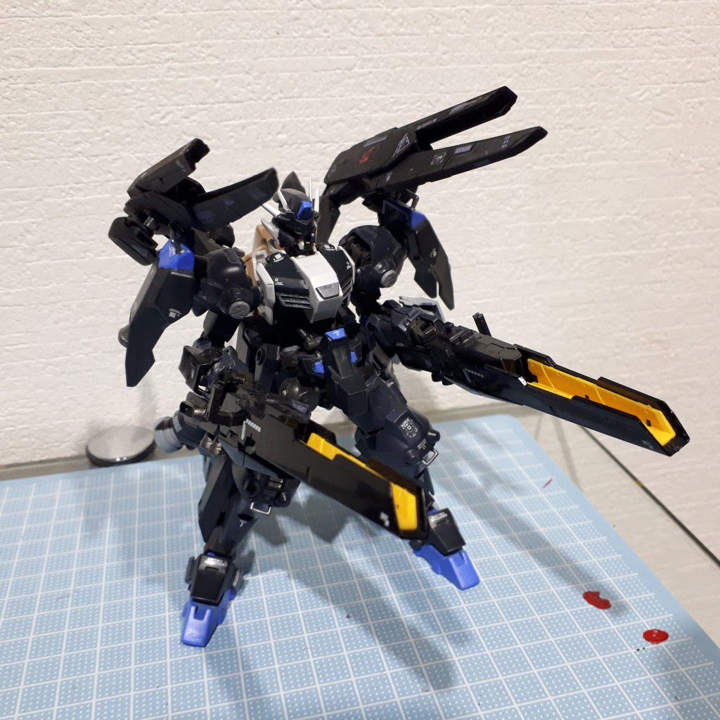 増設されたスラスターは銃にもなりγナノラミネート処理された実弾をレールガンで射出することが出来る。